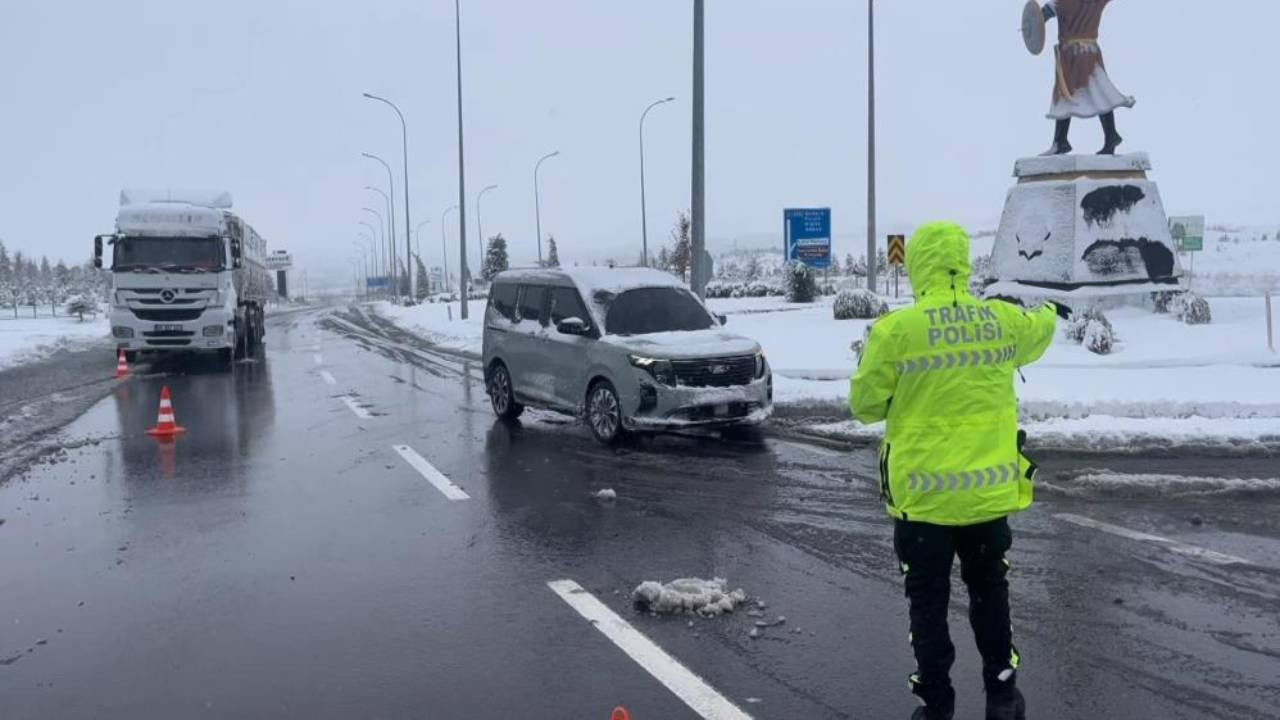 Aksaray’da kar mesaisi: Nevşehir ve Konya yolları trafiğe kapatıldı